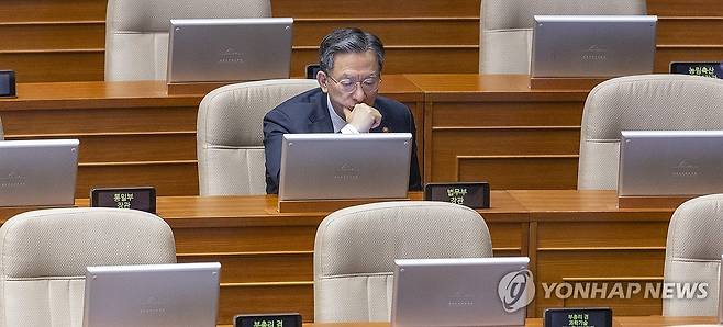 본회의장 무제한 대기 시작한 정성호 법무부 장관 (서울=연합뉴스) 황광모 기자 = 정성호 법무부 장관이 24일 국회에서 열린 2월 임시국회 8차 본회의에 3차 상법개정안이 상정된 뒤 이 법안에 대한 국민의힘의 필리버스터(무제한 토론)을 시작되자 국무위원석에 앉아 대기하고 있다. 2026.2.24 hkmpooh@yna.co.kr