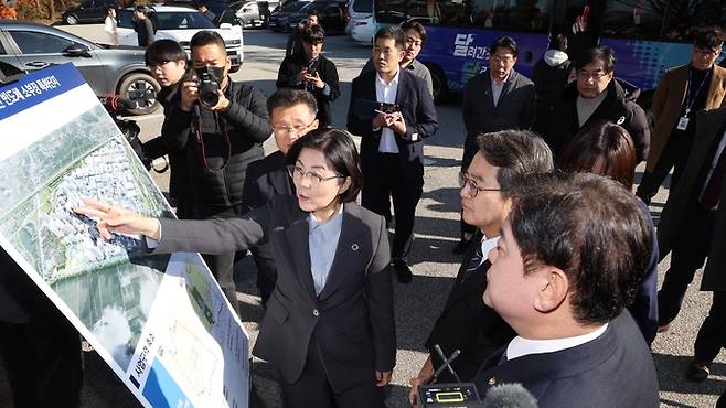 지난해 11월 김동연 경기지사 민생경제 현장투어 당시 김보라 안성시장이 동신 반도체 소부장 특화단지 조성사업과 관련해 브리핑을 하는 중이다. 사진=안성시청