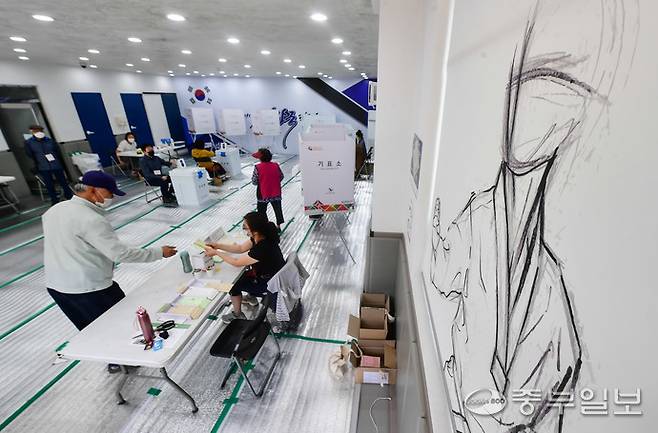 경기도 안산시의 한 태권도장에 마련된 투표소에서 시민들이 투표를 하기위해 대기하고 있다. 중부포토DB