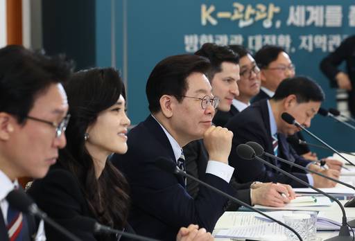 이재명 대통령이 25일 청와대에서 열린 확대국가관광전략회의에서 참석자 발언을 듣고 있다. 왼쪽부터 김민석 국무총리, 이부진 한국방문의해위원장, 이 대통령, 알베르토 몬디 주한이탈리아 상공회의소 부회장. /연합뉴
