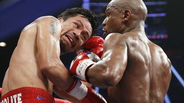 지난 2015년 미국 라스베이거스에서의 대전 중 파퀴아오(왼쪽)와 메이웨더가 펀치를 주고 받는 모습. 연합뉴스