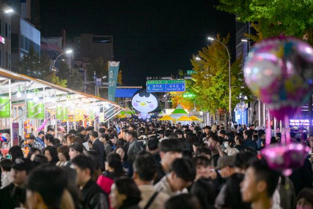 원도심 중앙로를 가득 메운 시민과 관람객들이 '2025 순천 푸드앤아트페스티벌'을 즐기고 있다. 순천시 제공