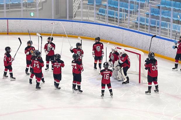 광주 아이스하키 초등부 대표팀이 24일 강릉아이스하키센터에서 제107회 동계체전 경기를 준비하고 있다.   <광주시체육회 제공>