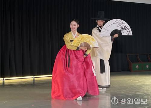 ◇강원특별자치도립무용단의 기획공연 ‘시나브런치 콘서트-동행’이 25일 강원국악예술회관에서 열렸다. ‘옥호연무(玉浩然舞)’ 공연 모습. 사진=김오미 기자