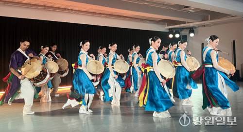 ◇강원특별자치도립무용단의 기획공연 ‘시나브런치 콘서트-동행’이 25일 강원국악예술회관에서 열렸다. ‘고동(치다…)’ 공연 모습. 사진=김오미 기자