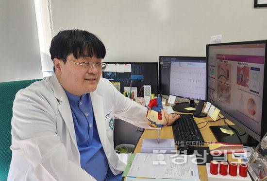 ▲ 동강병원 심장내과 전문의 김홍주 교수는 "심방세동을 방치하면 치명적인 합병증으로 이어질 수 있다"며 조기 진단 및 치료의 중요성을 강조한다.