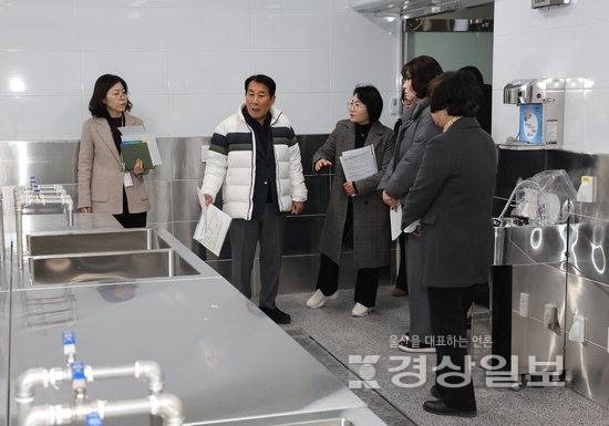 ▲ 나동연 양산시장이 24일 4월 개관을 앞둔 복지허브타운을 찾아 운영 준비 상태와 주요 시설물 등을 점검했다.