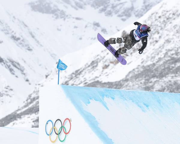 18일(현지시각) 이탈리아 리비뇨 스노파크에서 열린 2026 밀라노·코르티나담페초 동계 올림픽 스노보드 여자 슬로프스타일 결선에서 1차 시도에 나선 유승은이 묘기를 펼치고 있다. /연합뉴스
