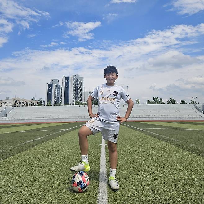 축구 선수를 꿈꾸던 오시후 군(13)이 생전 개인 훈련을 앞두고 환하게 웃고 있다. 소년의 꿈은 지난 13일, 집을 불과 200m 남겨둔 ‘무늬만 보호구역’에서 어른들의 방치 속에 멈춰 섰다. /유가족 제공