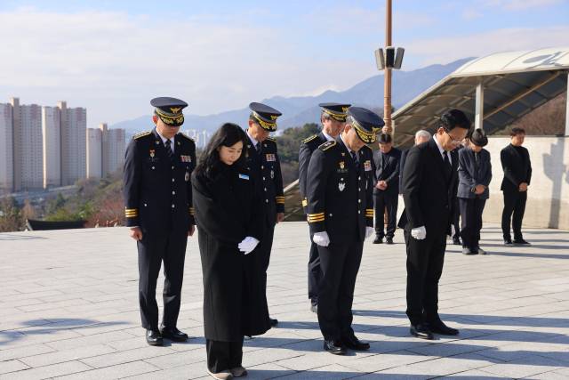 김종철(가운데) 경남경찰청장이 25일 창원시 마산회원구 국립3.15민주묘지를 참배하고 있다. 경남경찰청 제공