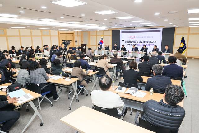 지난 24일 구미시의회 산업건설위원회가 시청3층 대회의실에서 양자기술과 관련한 첨단산업 육성과 제조업 혁신에서의 지자체 역할 등을 주제로 정책토론회를 하고 있다. 구미시의회 제공