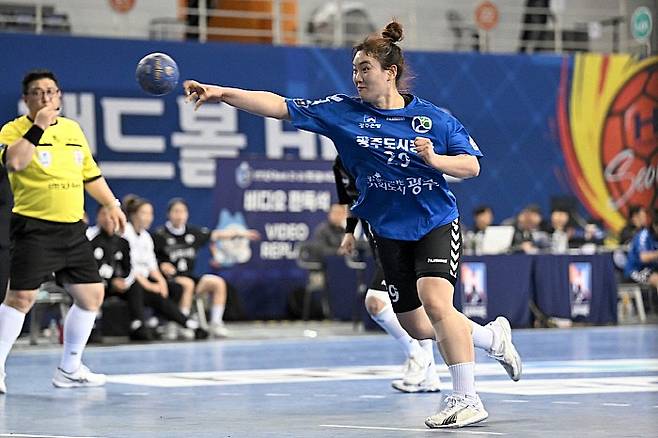 지난 21일 삼척시청과의 경기에서 7m 드로우를 하고 있는 김지현. 한국핸드볼연맹 제공