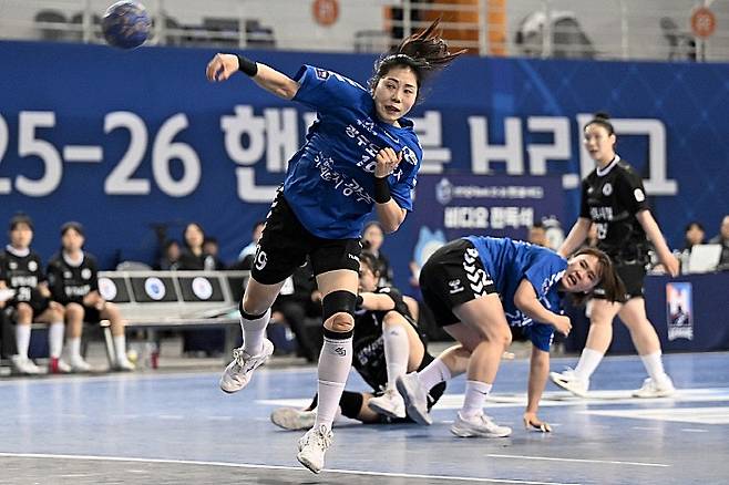 지난 21일 삼척시청과의 경기에서 러닝슛을 쏘고 있는 김금정. 한국핸드볼연맹 제공