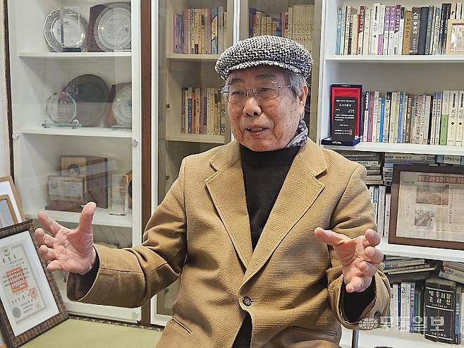 25일 나주 타오르는강문학관에서 만난 문순태 작가가 그의 신작 소설 ‘영산강 칸타타’(도서출판 오래)에 대해 설명하고 있다.