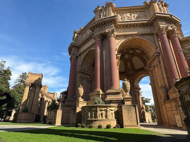 24일(현지시각) '갤럭시 언팩 2026' 준비로 한창인 미국 샌프란시스코 '팰리스 오브 파인 아트' 전경 [사진=김나윤 기자]