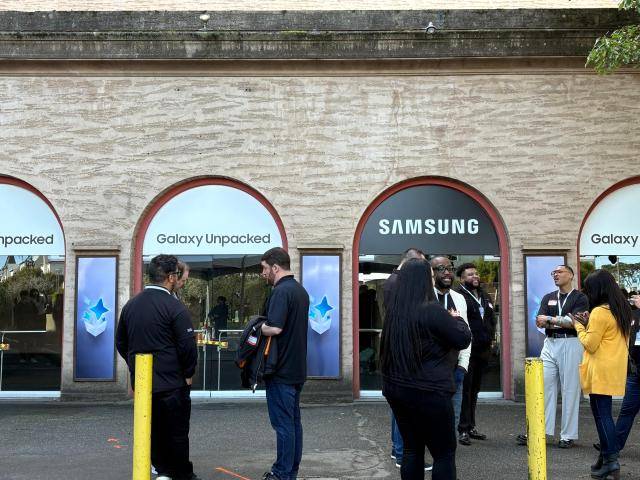 24일(현지시각) '갤럭시 언팩 2026' 준비로 한창인 미국 샌프란시스코 '팰리스 오브 파인 아트' 정문에 현장 관계자들이 모여 있다. [사진=김나윤 기자]