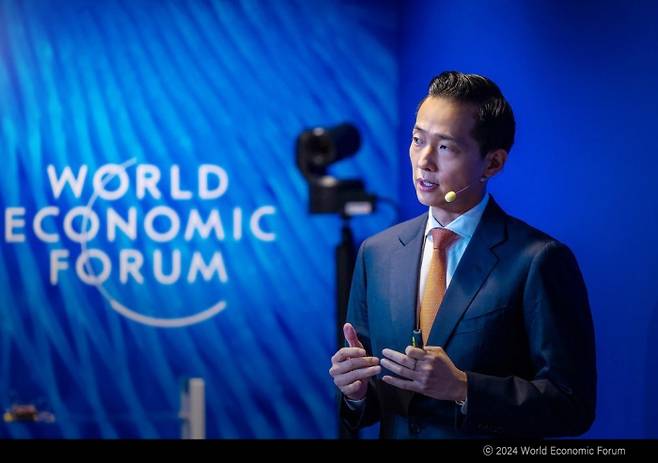 김동관 부회장이 2024년 다보스포럼 연차총회 세션 '세계 최초 탈화석연료 선박'에서 한화의 해양 탈탄소 비전을 발표하고 있는 모습. 사진=한화그룹 제공