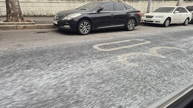 제설제 깔린 도로. (사진 이강운 대기자)/뉴스펭귄&nbsp;