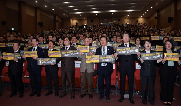 25일 국회의원회관에서 5·18정신헌법전문수록개헌국민추진위원회와 더불어민주당 민형배 의원실이 연 에 참석한 김영록 전남도지사(왼쪽 두번째부터), 감기정 광주시장, 우원식 국회의장, 이부영 자유언론실천재단 명예이사장, 민주당 정청래 대표, 조국혁신당 조국 대표, 진보당 전종덕 원내부대표, 기본소득당 용혜인 대표 겸 원내대표가 구호를 외치고 있다. 2026.2.25. 연합뉴스