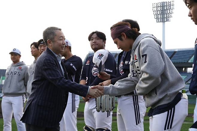 박정원 두산베어스 구단주가 일본 미야자키 스프링캠프를 찾아 두산베스 선수들을 격려하고 있다. 사진=두산베어스