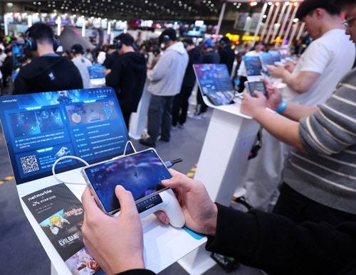 2025년 11월 14일 부산 벡스코에서 개막한 게임쇼 지스타에서 관람객들이 게임을 즐기고 있다. (연합뉴스)