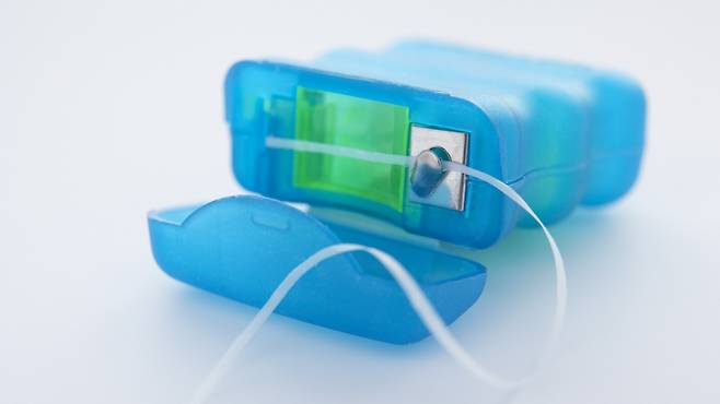 치실 사용은 건강한 치아 관리를 위해 필수적이지만 올바른 사용법을 모르는 경우가 많다 | 출처: 클립아트코리아