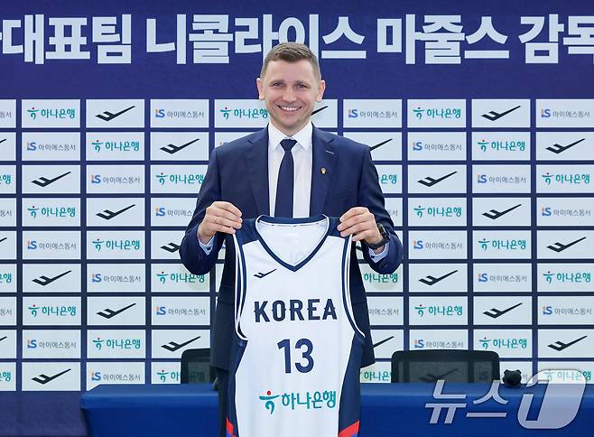 남자 농구 국가대표팀을 이끌게 된 니콜라이스 마줄스(Nikolajs Mazurs) 감독이 16일 서울 중구 프레스센터에서 열린 취임 기자회견에서 유니폼을 들고 기념 촬영을 하고 있다. 2026.1.16 ⓒ 뉴스1 안은나 기자