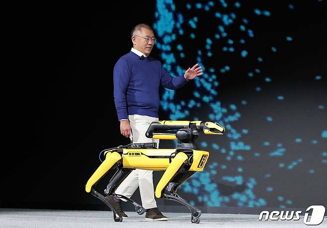 정의선 현대자동차그룹 회장이 2022년 미국 네바다주 라스베이거스 만달레이 베이에서 열린 세계 최대 전자·가전·정보기술(IT) 전시회인 CES 2022에서 보스턴 다이나믹스의 4족 보행 로봇 '스팟'과 함께 연단에 오르고 있는 모습(자료사진). 2022.1.5 ⓒ 뉴스1 조태형 기자