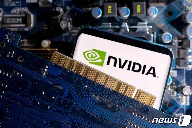 스마트폰 화면에 뜬 엔비디아 로고. ⓒ 로이터=뉴스1