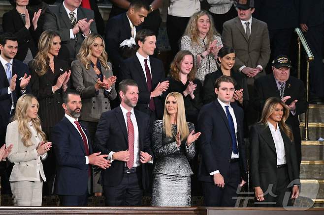 24일(현지시간) 도널드 트럼프 미국 대통령 국정연설에 총출동한 가족들. 앞줄 왼쪽부터 티파니 트럼프, 도널드 트럼프 주니어, 에릭 트럼프, 이방카 트럼프, 배런 트럼프, 그리고 멜라니아 여사가 서 있다. ⓒ AFP=뉴스1