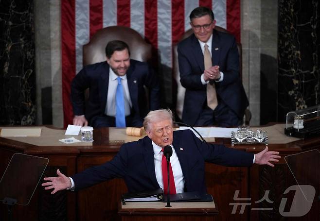 도널드 트럼프 미국 대통령이 24일(현지시간) 미국 워싱턴 D.C. 국회의사당 하원 회의장에서 국정연설을 하고 있다. ⓒ AFP=뉴스1