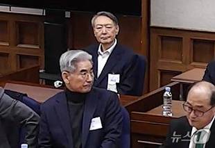 윤석열 전 대통령이 19일 오후 서울 서초구 서울중앙지방법원에서 열린 12·3 비상계엄 관련 내란 우두머리 혐의 사건 1심 선고공판에 출석하고 있다.  (서울중앙지법 제공. 재판매 및 DB 금지) 2026.2.19 ⓒ 뉴스1