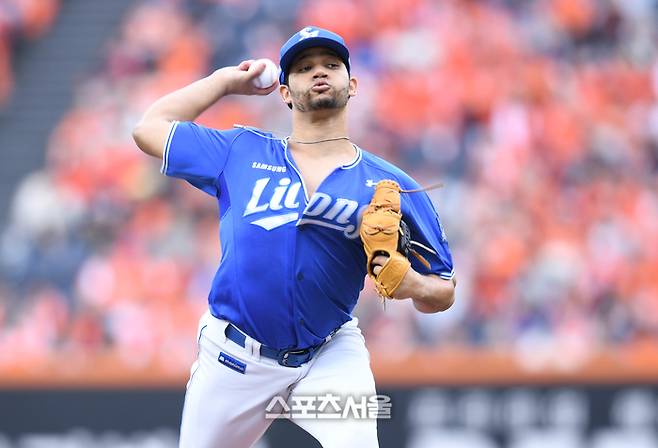 삼성 가라비토가 18일 대전 한화생명볼파크에서 열린 2025 KBO 포스트시즌 플레이오프 1차전 한화와 경기에서 역투하고 있다. 대전 | 최승섭 기자 thunder@sportsseoul.com
