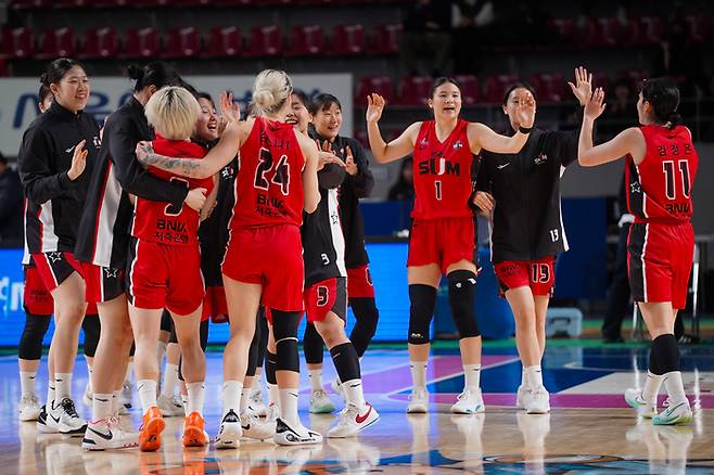 BNK 선수들이 경기 승리 후 기뻐하고 있다. 사진 | WKBL
