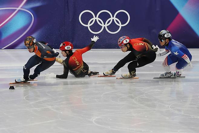 넘어진 린샤오쥔     (밀라노=연합뉴스) 신준희 기자 = 14일(현지시간) 이탈리아 밀라노 아이스스케이팅 아레나에서 열린 2026 밀라노-코르티나담페초 동계올림픽 쇼트트랙 남자 1500m 준준결승에서 중국 린샤오쥔이 넘어지고 있다. 2026.2.15     hama@yna.co.kr (끝)   <저작권자(c) 연합뉴스, 무단 전재-재배포, AI 학습 및 활용 금지>