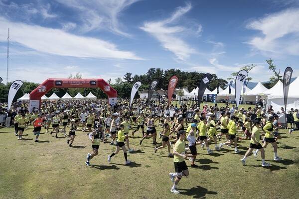 오는 5월 노스페이스가 강원 강릉·평창 일대에서 열리는 '2026 TNF 100 코리아' 참가자를 모집한다. 올해는 22km 신규 부문을 도입하고 플로깅·리유저블컵 제공 등 친환경 운영을 강화해 지속가능 트레일러닝 대회로의 진화를 예고했다.(작년 대회 10km 부문 레이스 스타트 모습). /사진=노스페이스