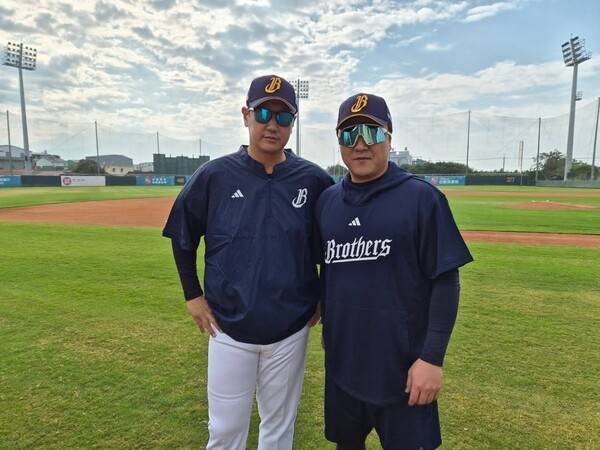 (좌측부터) 이대호, 정훈. /사진=이대호 개인 채널