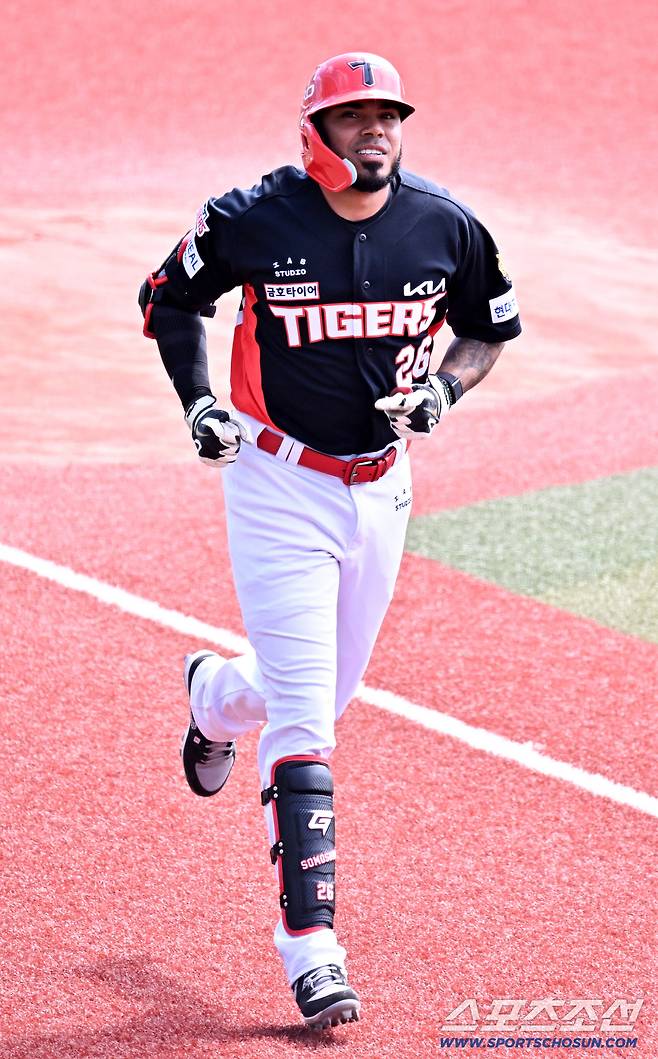 24일 일본 오키나와 가데나 구장에서 열린 야구 대표팀과 KIA 타이거즈의 평가전. 카스트로가 투런포를 날린 뒤 환호하고 있다. 오키나와(일본)=박재만 기자 pjm@sportschosun.com/2026.02.24/