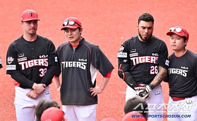 24일 일본 오키나와 가데나 구장에서 열린 야구 대표팀과 KIA 타이거즈의 평가전. 경기 종료 후 KIA 데일, 카스트로가 미팅을 갖고 있다. 오키나와(일본)=박재만 기자 pjm@sportschosun.com/2026.02.24/