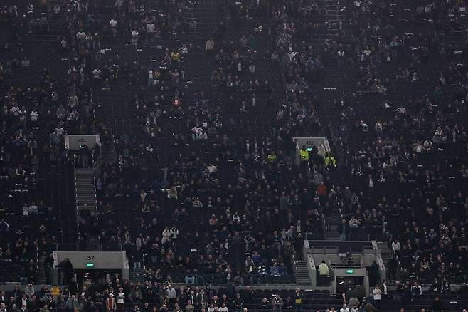 아스널전 대패 기운에 팬들이 일찌감치 경기장을 빠져나가는 모습. <저작권자(c) EPA연합뉴스, 무단 전재-재배포, AI 학습 및 활용 금지>