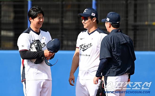 23일 일본 오키나와 가데나 구장에서 열린 야구 대표팀과 한화 이글스의 평가전. 노시환, 문보경이 대화를 나누고 있다. 오키나와(일본)=박재만 기자 pjm@sportschosun.com/2026.02.23/