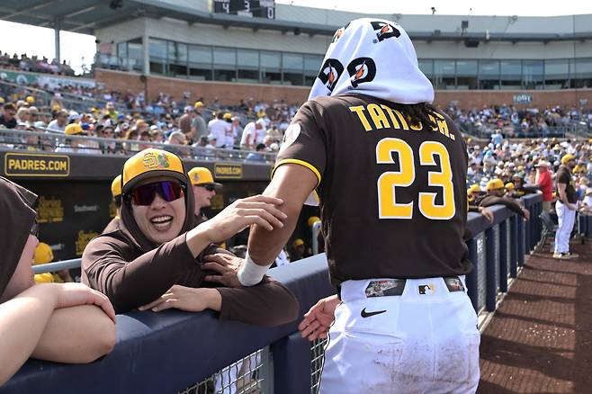 Feb 23, 2026; Peoria, Arizona, USA;  San Diego Padres third baseman Sung-Mun Song (24) and San Diego Padres right fielder Fernando Tatis Jr. (23) share a laugh in the dugout during the game against the Milwaukee Brewers at Peoria Sports Complex. Mandatory Credit: Jayne Kamin-Oncea-Imagn Images







<저작권자(c) 연합뉴스, 무단 전재-재배포, AI 학습 및 활용 금지>