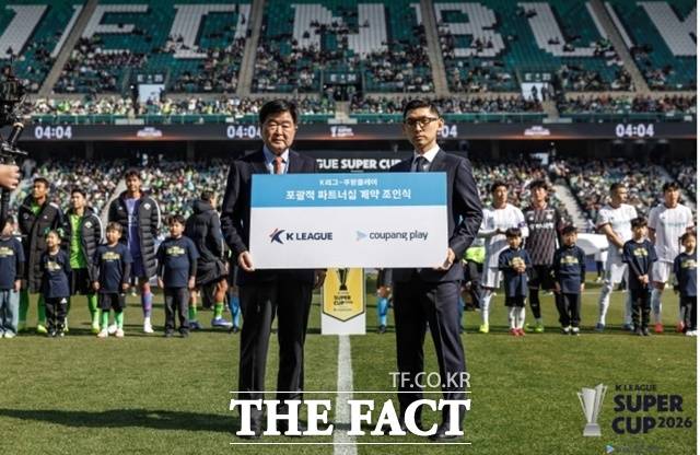 권오갑 한국프로축구연맹 총재(왼쪽)와 쿠팡플레이 김성한 대표는 21일 전주월드컵경기장에서 벌어진 슈퍼컵에 앞서 K리그-쿠팡플레이 포괄적 파트너십 조인식 행사를 갖고 있다./전주월드컵경기장=K리그