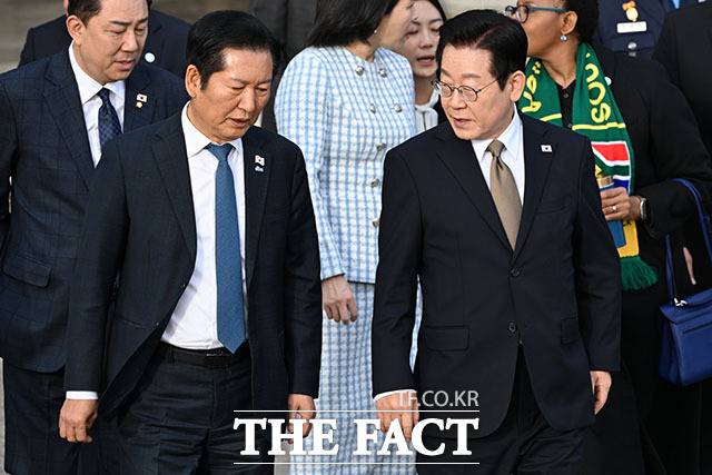 이재명 정부의 외교·내치 성과를 부각할 수 있는 시점마다 터져 나오는 더불어민주당발 이슈에 당내에서도 "우리가 여당이 맞느냐"는 성토가 나오고 있다. 여당 지도부가 정부와 엇박자를 내는 듯한 모습이 계속되면서, 당내 분란의 불씨를 키우고 있다는 지적이 적지 않다. 사진은 지난해 11월 17일 주요 20개국(G20) 정상회의 참석을 위해 출국을 앞둔 이재명 대통령(오른쪽)과 배웅을 나온 정청래 더불어민주당 대표. /남용희 기자