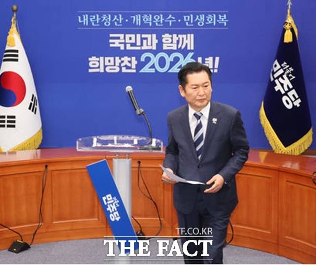 민주당발 이슈가 이재명 정부 성과를 덮어버린 사례는 한두번이 아니다. 정청래 더불어민주당 대표가 조국혁신당과의 합당을 깜짝 제안한 지난달 22일은 이재명 대통령의 대선 공약이었던 '코스피 5000'이 달성된 날이었다. /뉴시스