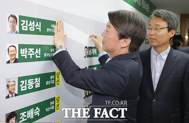 2016년 총선에서 국민의당은 총 38석을 차지하며 3당 체제를 굳건히 했다. 사진은 안철수 당시 국민의당 상임 공동대표가 제20대 국회의원선거 다음날 국민의당 당사에서 개표상황표에 당선인 스티커를 붙이고 있는 모습. /더팩트 DB