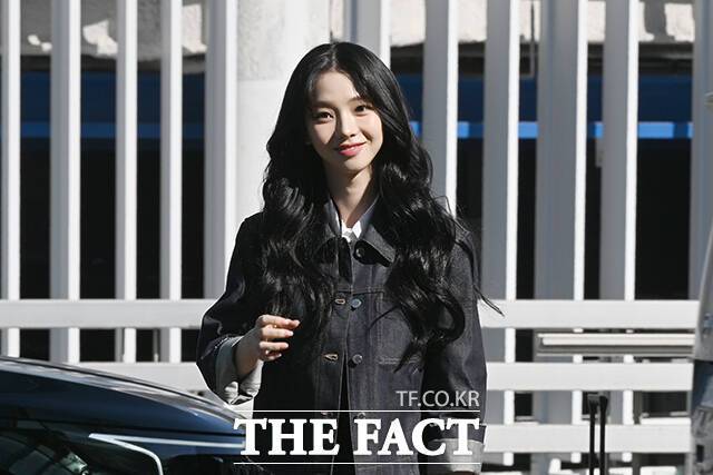 에스파 카리나가 25일 오전 패션쇼 참석을 위해 인천국제공항에서 이탈리아 밀라노로 출국하고 있다. /인천국제공항=김성렬 인턴기자