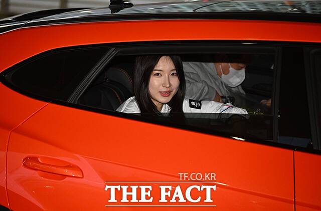 2026 밀라노·코르티나담페초 동계올림픽 일정을 마친 쇼트트랙 김길리가 24일 오후 인천국제공항을 통해 귀국해 람보르기니를 타고 공항을 나서고 있다. /인천국제공항=박헌우 기자