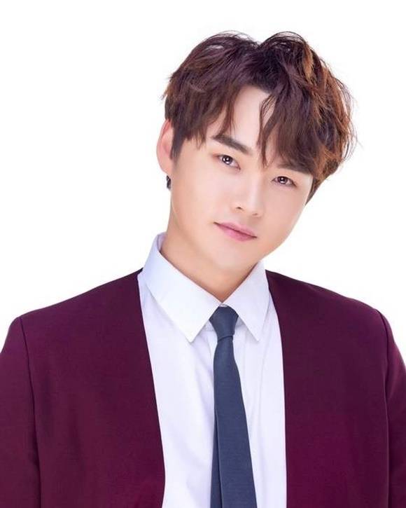 가수 박서진이 '팬앤스타' 트로트 랭킹 18위에 올랐다. 남은 투표 기간 동안 순위가 오를지 기대된다. /타조엔터테인먼트