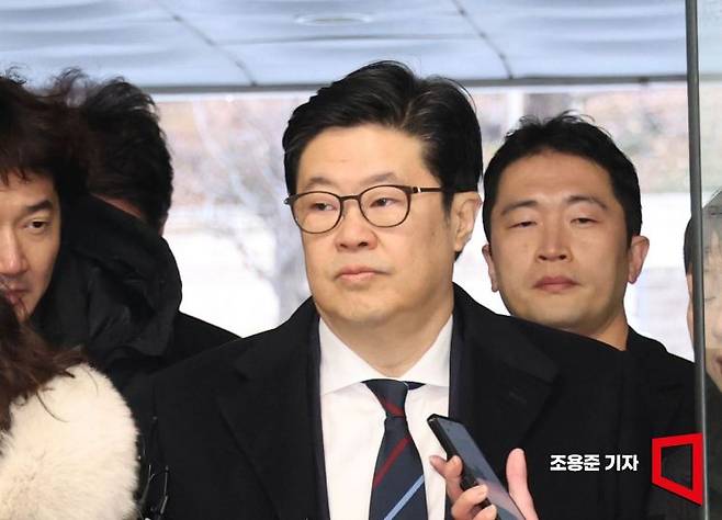 홈플러스 사태와 관련해 1천억원대 사기 혐의를 받는 김병주 MBK파트너스 회장이 13일 서울 서초구 서울중앙지방법원에서 열린 구속 전 피의자심문(영장실질심사)에 출석하고 있다. 2026.1.13 조용준 기자